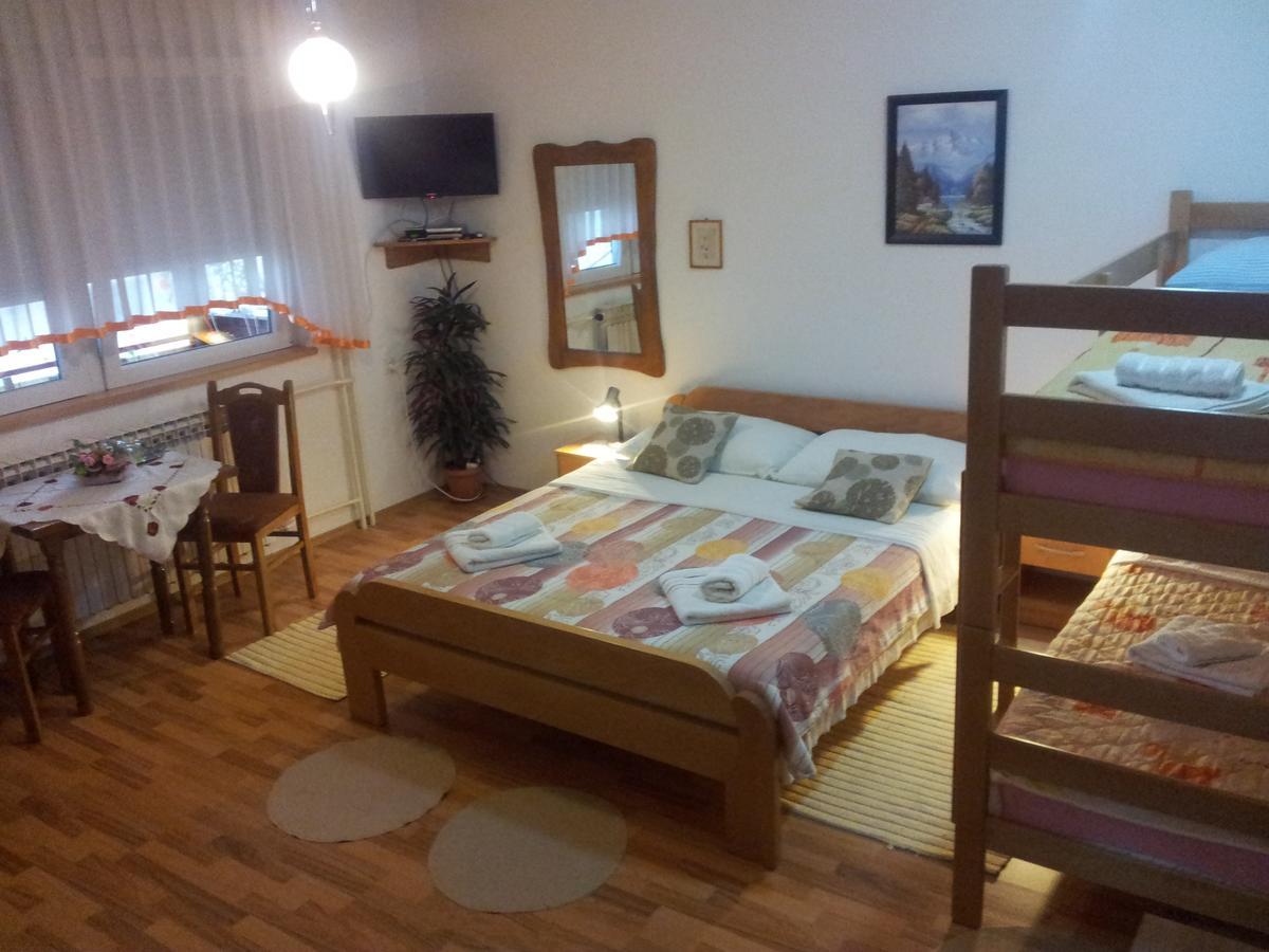 Guest House Family Varda Plitvice Lakes Plitvicka Jezera Bagian luar foto